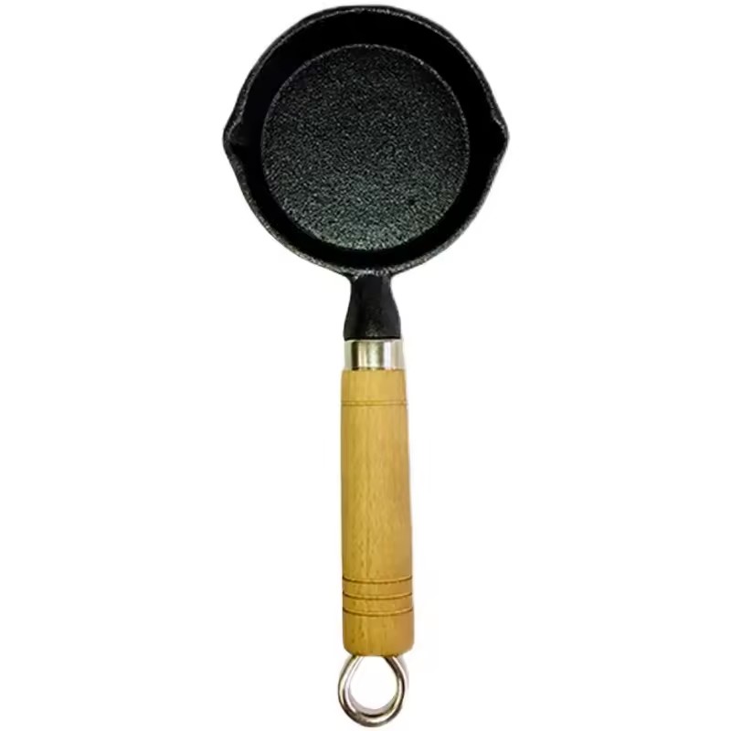 Núdail ola-splashed spúnóg pota te mion iarann ​​teilgthe cócaráilte ola ola-dhaite pota iarainn beag